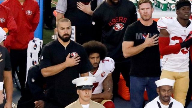 Le le joueur de football américain Colin Kaepernick dit protester contre l' « oppression de la communauté noire américaine »