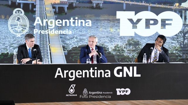 El presidente argentino Alberto Fernández (centro) durante el acto para anunciar el acuerdo entre YPF y Petronas para desarrollar una planta de GNL.