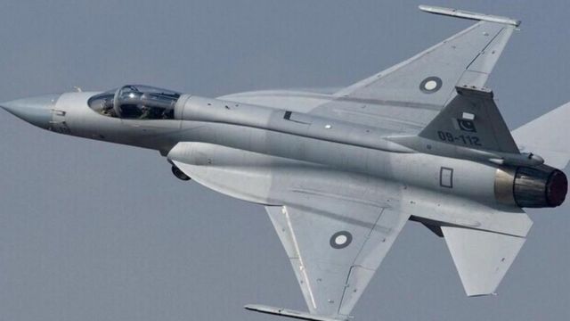 巴基斯坦空军的枭龙战机：该型战机有空中加油能力，还装备了先进的航电和武器系统，可以进行对海攻击(photo:BBC)