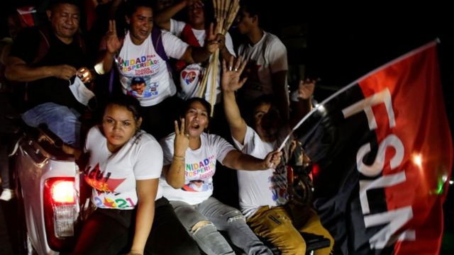 Varios nicaragüenses celebran en la calle la victoria de Ortega