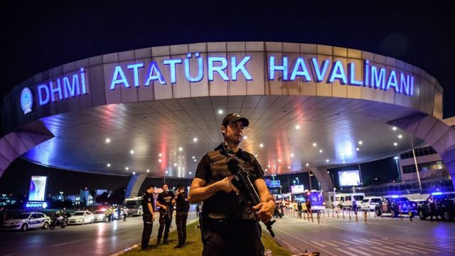Полицейский в аэропорту Ататюрка