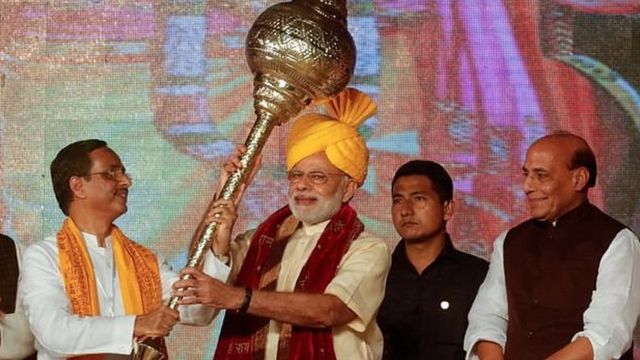 मोदी हाथ में गदा लिए हुए