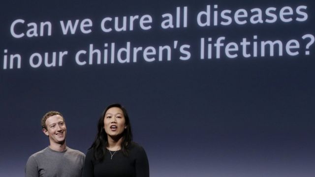 El fundador de Facebook, Mark Zuckerberg, y su esposa, Priscilla Chan, en una conferencia en San Francisco.