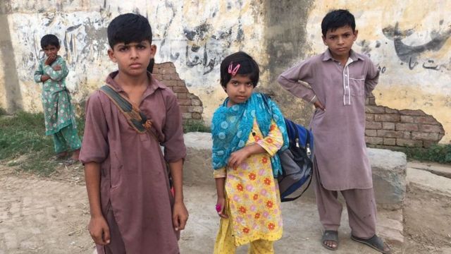 भारतीय सीमा से सटे पाकिस्तान के एक गांव के बच्चे.