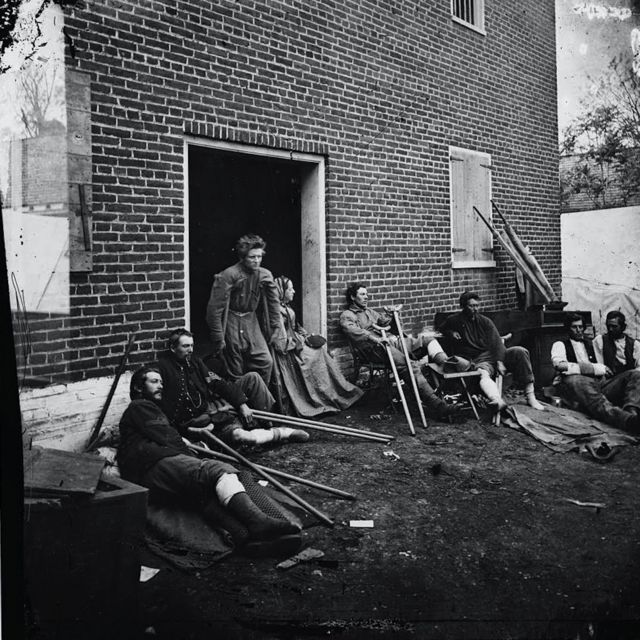 Na foto, enfermeira e feridos na Guerra Civil dos EUA