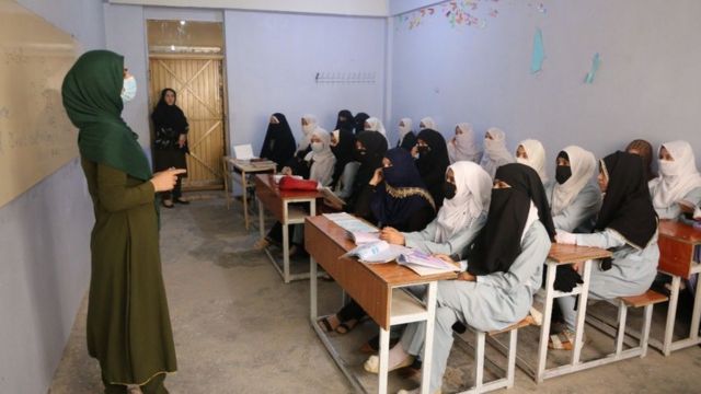 فصل دراسي في مدرسة أفغانية