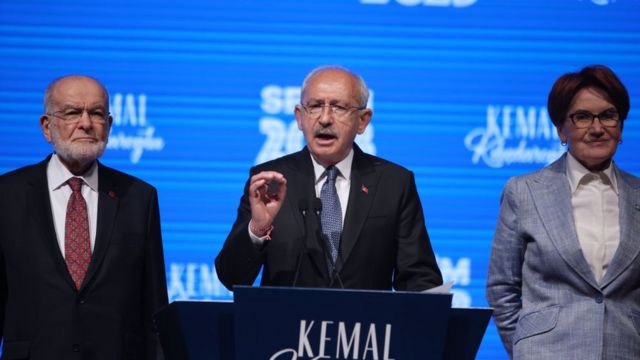 المرشح الرئاسي لتحالف الأمة كمال كيليجدار أوغلو يدلي ببيان للصحافة مع الرؤساء العامين لتحالف الأمة في 15 مايو 2023 في أنقرة ، تركيا.