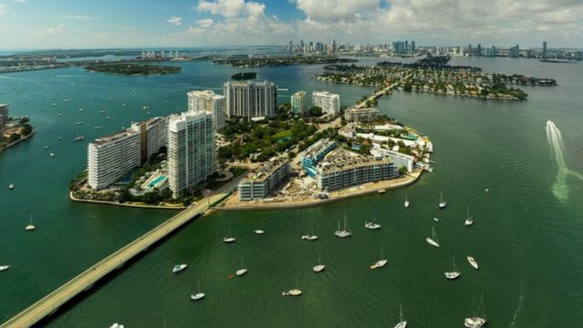 Una vista aérea de las islas venecianas frente a la costa de Miami en Florida, EE.UU.