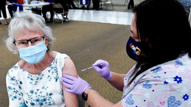 Mulher recebe vacina contra covid-19