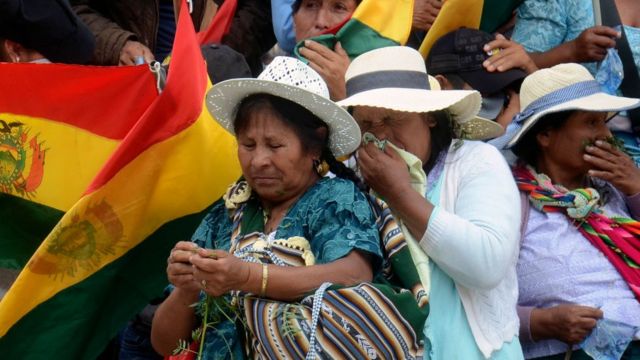 Mulheres indígenas seguidoras de Evo choram após sua saída da presidência