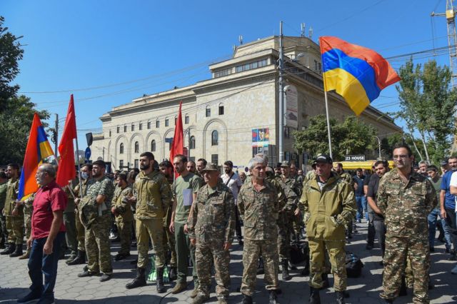 عناصر الجيش ومتطوعون يحتشدون في يرفان عاصمة أرمينيا في وقت أعلنت فيه البلاد التعبئة العامة