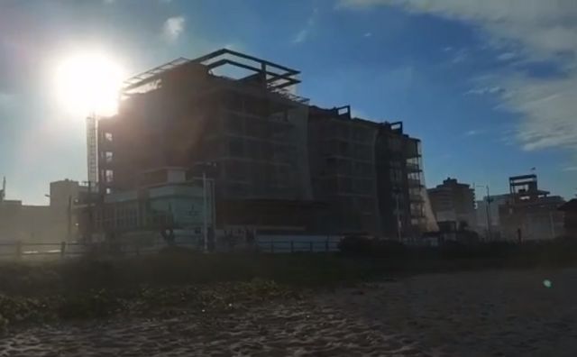 Imagem feita por participantes do grupo Salve Brava, mostrando edifício em construção afetando a insolação da Praia Brava, em Itajaí (SC)