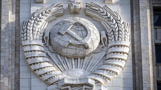 Biểu tượng búa liềm của Liên Xô tại tòa nhà Bộ Ngoại giao Nga, trung tâm thủ đô Moscow