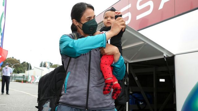 பிஸ்மா மரூஃப், பாத்திமாவைப் பெற்றெடுத்து ஆறு மாதங்களே ஆகியுள்ள நிலையில், மகளிர் உலகக் கோப்பையில் பாகிஸ்தான் அணியின் கேப்டனாக இருக்கிறார்.