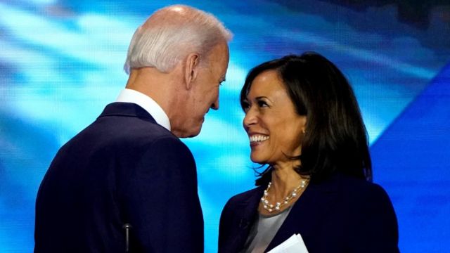 Cựu phó tổng thống Joe Biden và thượng nghị sĩ Kamala Harris sau một cuộc tranh luận vào tháng 9 năm 2019
