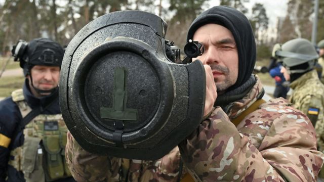 جندي اوكراني يحمل الصاروخ البريطاني المضاد للدبابات من طراز إن لو
