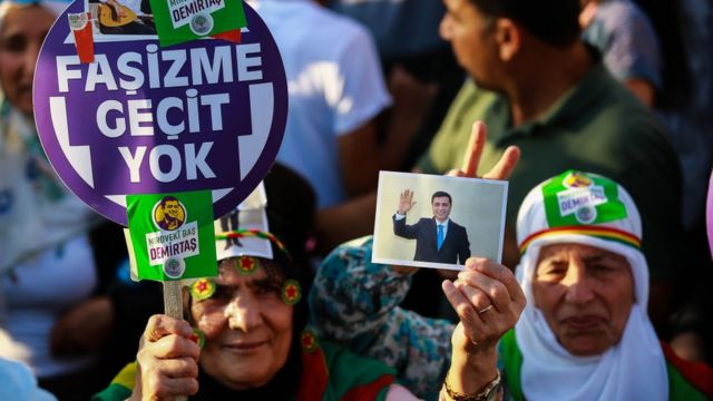 منتقدان می‌گویند صلاح الدین دمیرتاش به دلیل محبوبیت فزاینده‌اش در میان رای دهندگان در زندان است