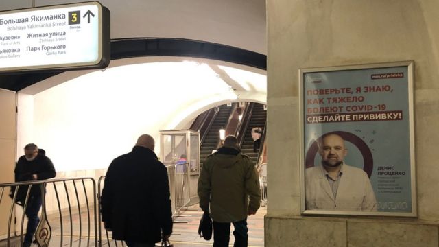 Placa promovendo vacinação no metrô de Moscou