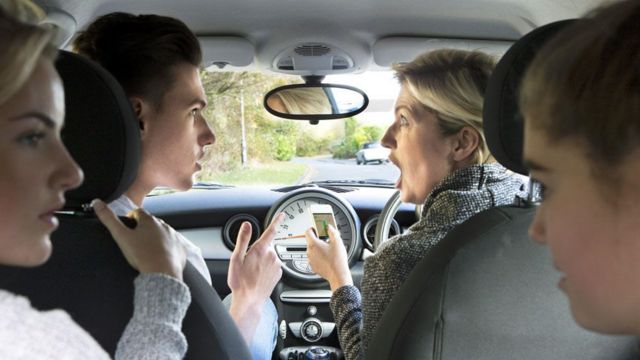 Familia discutiendo en el auto