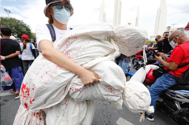 หุ่นจำลองศพเป็นส่วนหนึ่งของอุปกรณ์ในการแสดงออกในการชุมนุมครั้งนี้