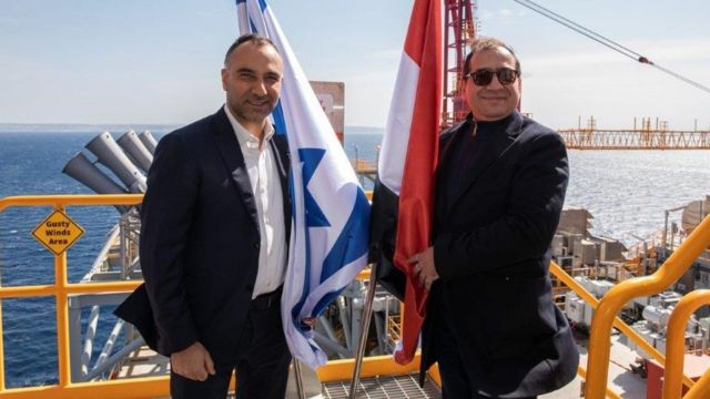 يوسي أبو ، (يسار) رئيس شركة نيوميد للطاقة، مع وزير البترول المصري ، طارق الملا ، رحب بالاستثمارات في إسرائيل من الإمارات العربية المتحدة
