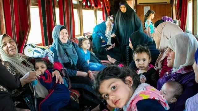 النساء والأطفال يجدون متعة في ركوب القطار