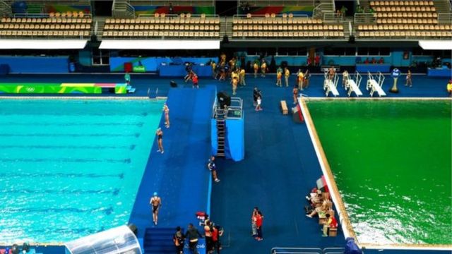 Cor da piscina que sediou prova de salto sincronizado feminino contrastava com a da vizinha, que servia de palco para o polo aquático