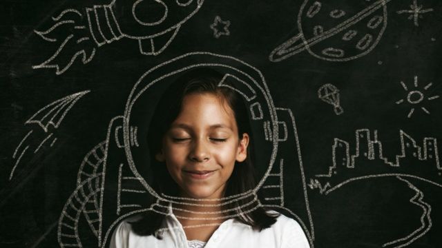 niña soñando con ser astronauta