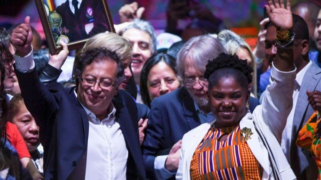 Presidente eleito, Gustavo Petro, e a vice-presidente eleita, Francia Márquez, acenam para eleitores após vencerem eleição