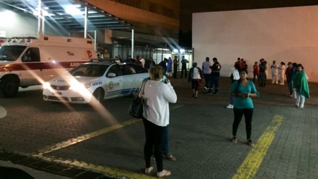 Personas evacuadas en Guayaquil tras el sismo.