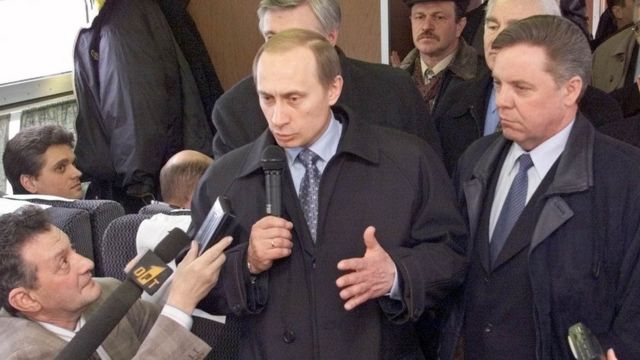 2000年3月，普京在乘火車返回莫斯科途中對媒體講話。