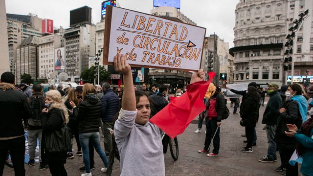 Una mujer sostiene un cartel reclamando poder circular y trabajar, durante una protesta en contra de la cuarentena en Buenos Aires, el 30 de mayo.
