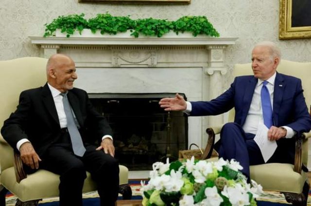 Aqalka Cad ee Mareykanka ayaa xaqiijiyey Madaxweyne Biden inuu taageero la garab joogo madaxweynaha Afghanistan.