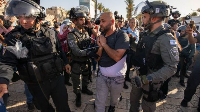 الشرطة الإسرائيلية فرقت بالقوة بعض الفلسطينيين الذين تجمهروا عند زيارة بن غفير لباب العمود يوم 10 يونيو اعتقلت البعض