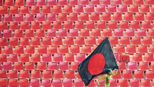 টেস্টের চতুর্থ দিনের শুরুতে চট্টগ্রামের জহুর আহমেদ ক্রিকেট স্টেডিয়ামে বাংলাদেশের এক সমর্থক