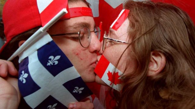Dos manifestantes se besan portando las banderas de Quebec y Canadá. (Foto: Andre Pichette/AFP/Getty)