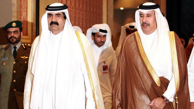 EL jeque Hamad bin Khalifa al Thani (izq) y Hamad bin Jassim al Thani (der)