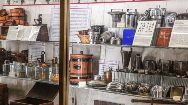 U Muzeju kuvanja je izloženo više desetina primeraka starih kuhinjskih pomagala