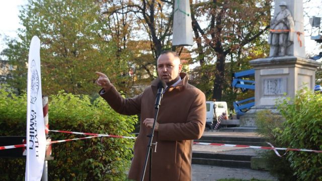 "Памятники лжи". В Польше снесены сразу четыре монумента воинам Красной ...