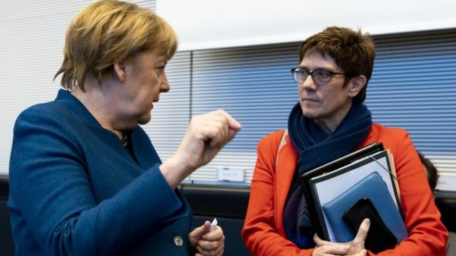 克兰普-卡伦鲍尔（右）被认为德国总理安格拉•默克尔（左）的“接班人”(photo:BBC)