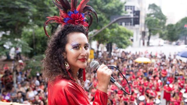 Mulher com cabelo preto conceito de quarta-feira grande tamanho de