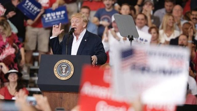 M. Trump défendait sa politique anti-réfugiés et il a également cité les attentats de Bruxelles, Nice et Paris.