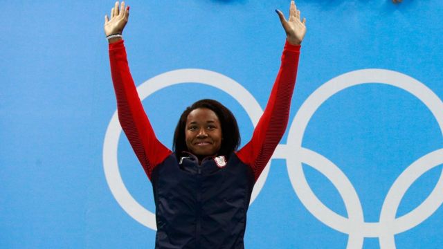 Nadadora Simone Manuel durante cerimônia de premiação na Rio 2016