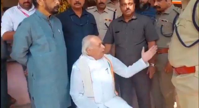 கேரள ஆளுநர் தர்ணா 