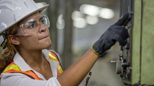 Mulher trabalhando em indústria