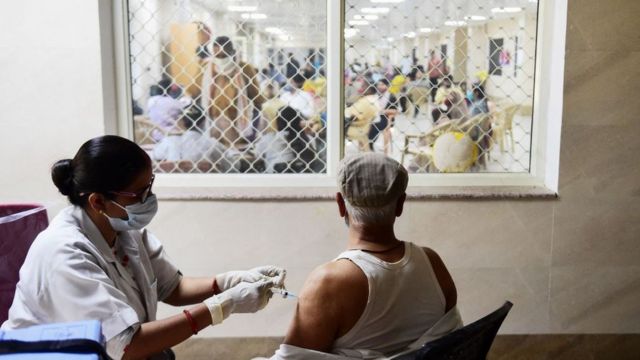 Seorang pekerja medis menyuntik vaksin virus corona, di Moti Lal Nehru Medical College di Allahabad, India (01/04).