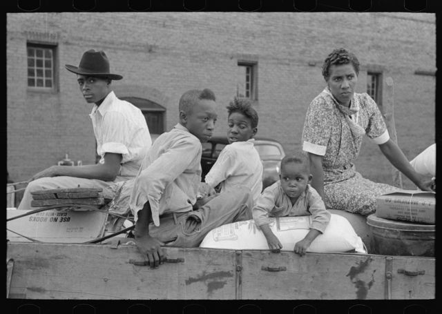 na foto, uma família de agricultores negros em Oklahoma