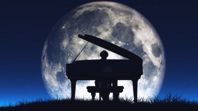 Pessoa ao piano e Lua cheia