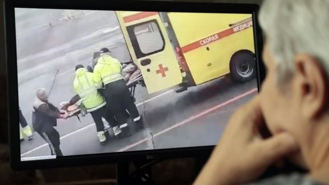 纳瓦尔尼在机场跑道被人用担架抬上救护车。
