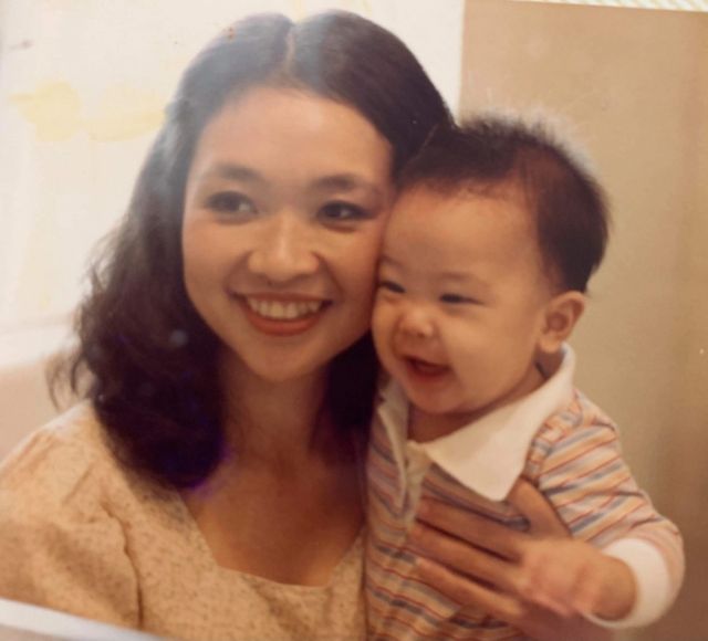 Jeff Le, lúc 1 tuổi, và mẹ ở Westminster, California, 1983
